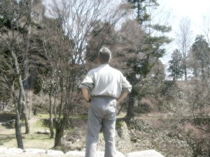 高取城址に立つ私。Gimpで見苦しくないよう処理済み。 高取城址に立つ私。Gimpで見苦しくないよう処理済み。