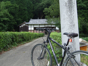奥に見えるのが素盞鳴神社