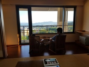 琵琶湖を眺める父子