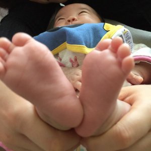まもなく2ヶ月の孫。足は大事