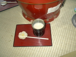 奈良公園・茶屋の甘酒。ふー、あったまる。